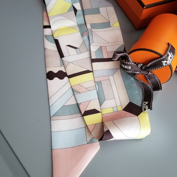 HERMES Beautiful Twilly scarf 100% Silk - Picture 3 of 16